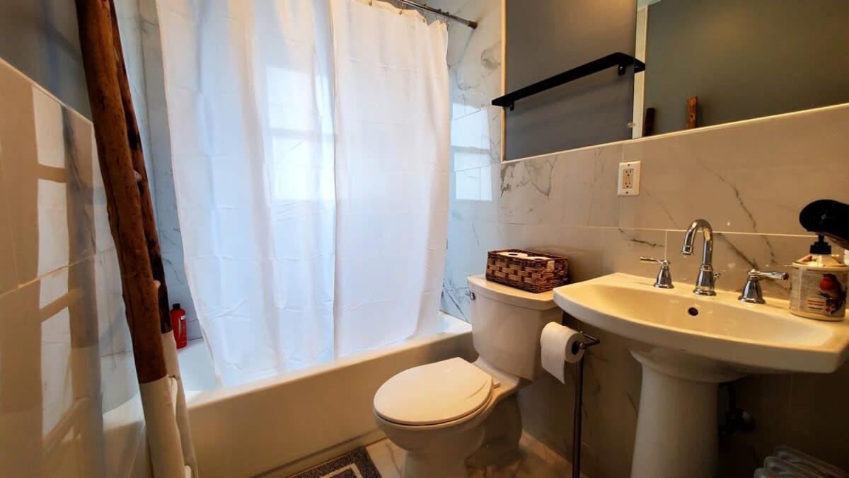 The Blue Sapphire 2Br 2 King Beds & Ample Backyard Apartment Бриджпорт Екстериор снимка