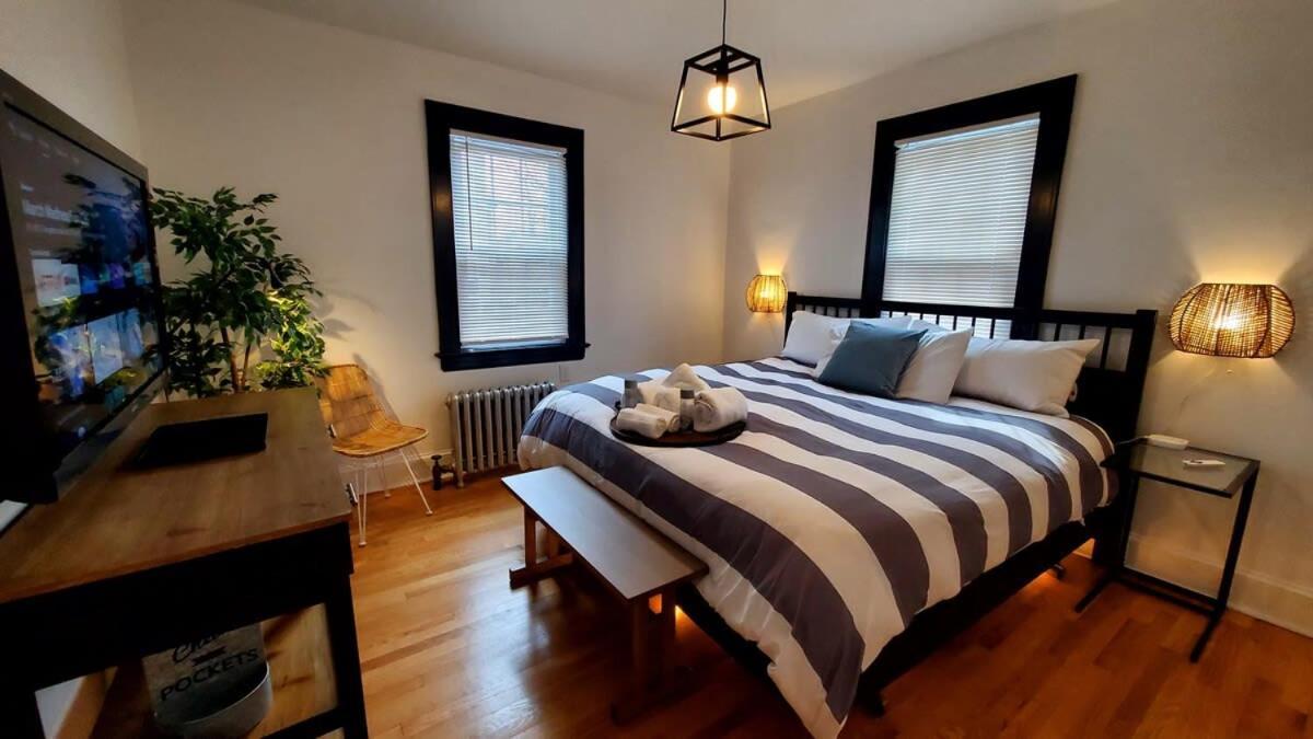 The Blue Sapphire 2Br 2 King Beds & Ample Backyard Apartment Бриджпорт Екстериор снимка