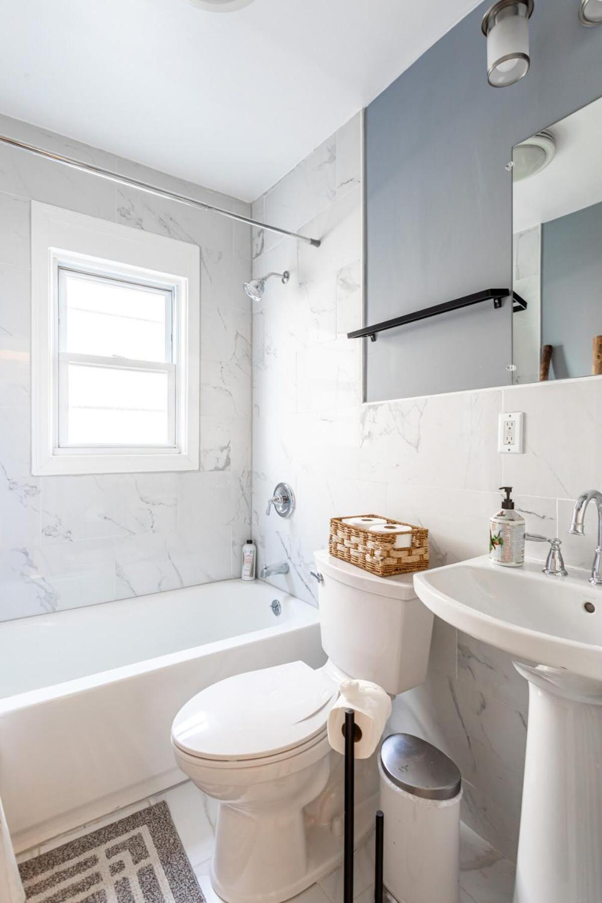 The Blue Sapphire 2Br 2 King Beds & Ample Backyard Apartment Бриджпорт Екстериор снимка